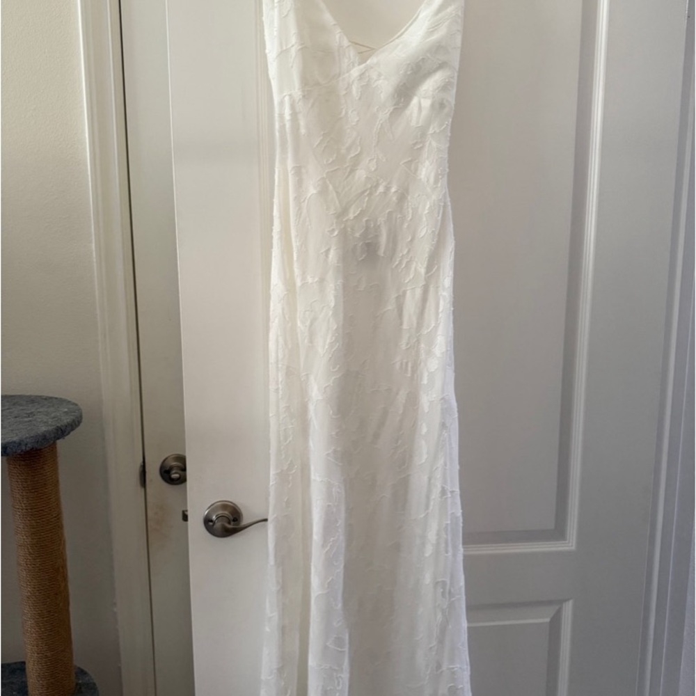 Sleeveless White Floral Lace V-Neck Bridal Gown - Picture 3 of 4